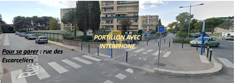 Vue de la rue des Escarceliers : le portillon avec interphone de la résidence, à côté de la piste cyclable.